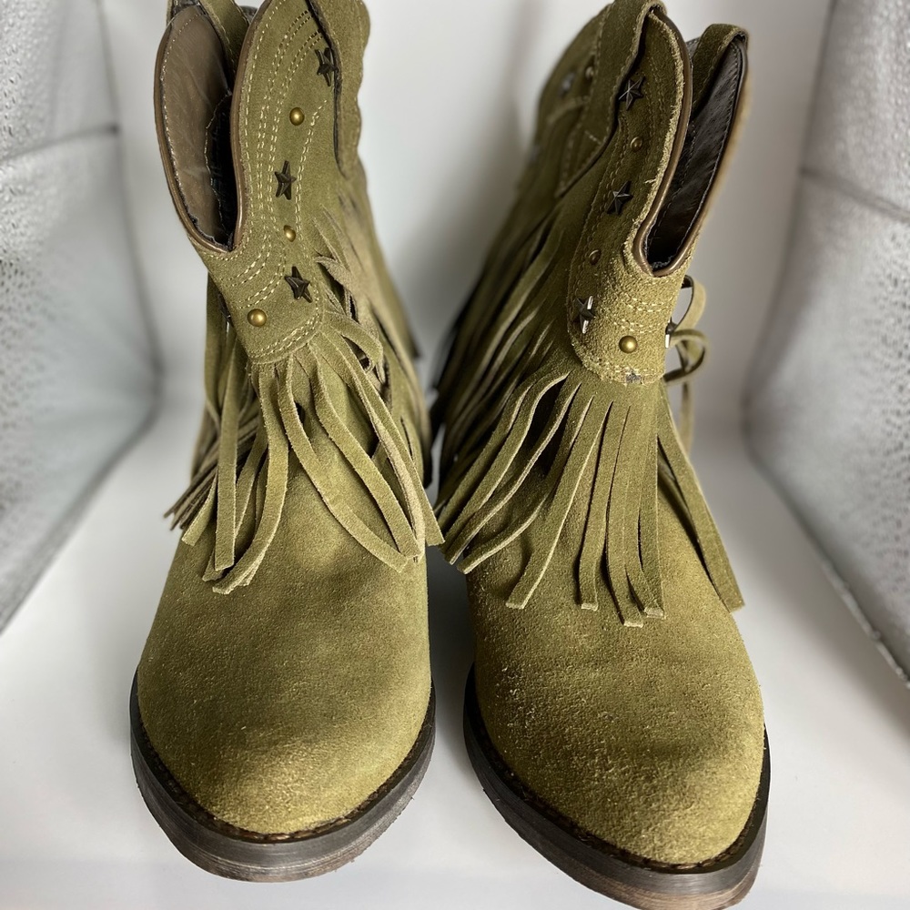 Very Volatile women's boots size 6 1/2 color green